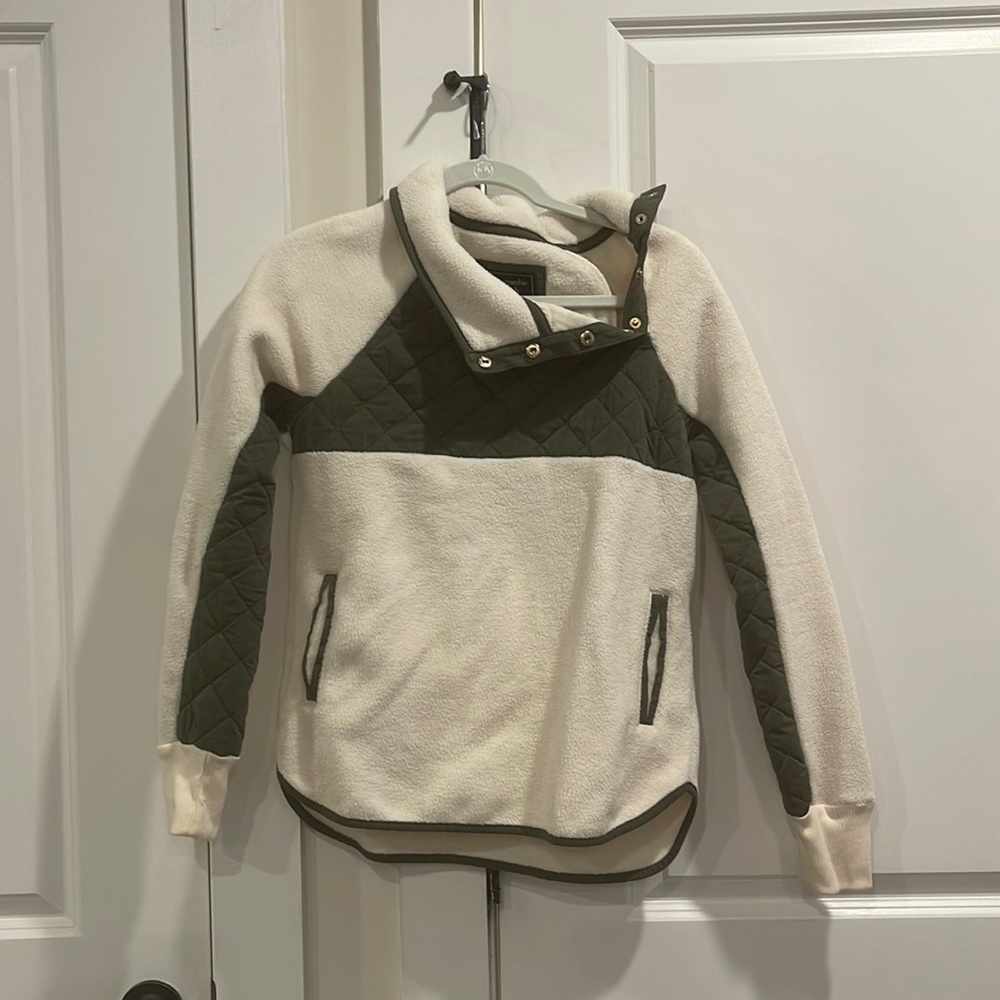 Abercrombie Pullover size small